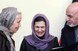 اشرف غنی به یک خانم آمریکایی شهروندی افغانستان داد
