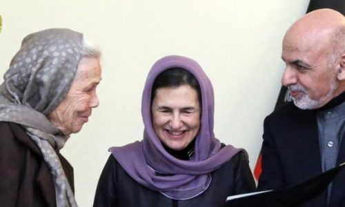 اشرف غنی به یک خانم آمریکایی شهروندی افغانستان داد