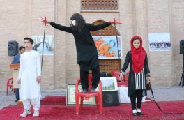 برنامههای انتقادی در قالب هنر تئاتر، محصول گروه هنری سرمه