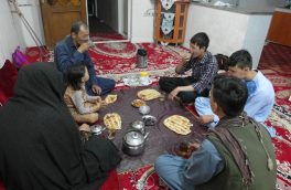 با پختن غذاهای محلی سفرهی افطاری را رنگین میکنند