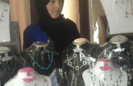 در قالب جواهرات سنگهای قیمتی کشورم را معرفی میکنم”