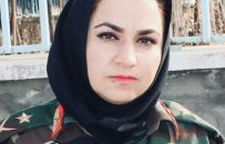نخستین نظامی زن که همراه با کودک اش وظیفه اجرا کرد