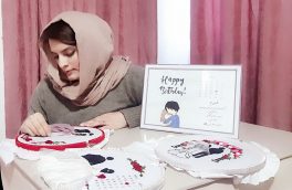 فریحه با حرفه‌ی گل‌دوزی، مخارج زندگی‌اش را تامین می‌کند