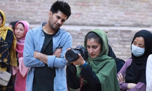 کارگاه «عکاسی خبری» برای خبرنگاران زن در هرات برگزار شد