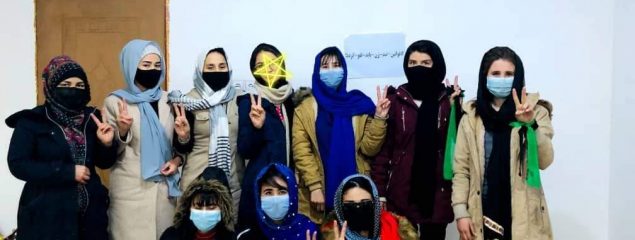 معترضان زن در کابل این بار با حرکات نمادین اعتراض کردند