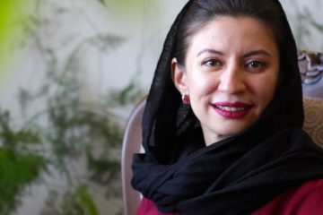شهزراد اکبر: زنان افغانستانی تنها استند