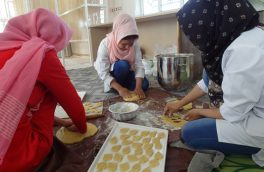 آمد آمد عید؛ زنان شیرینی‌پزی که با تخفیف کام مردم را شرین می‌کنند