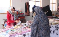 زنان ساخته‌های دستی شان را در یک‌شنبه و چهارشنبه‌بازار می‌فروشند